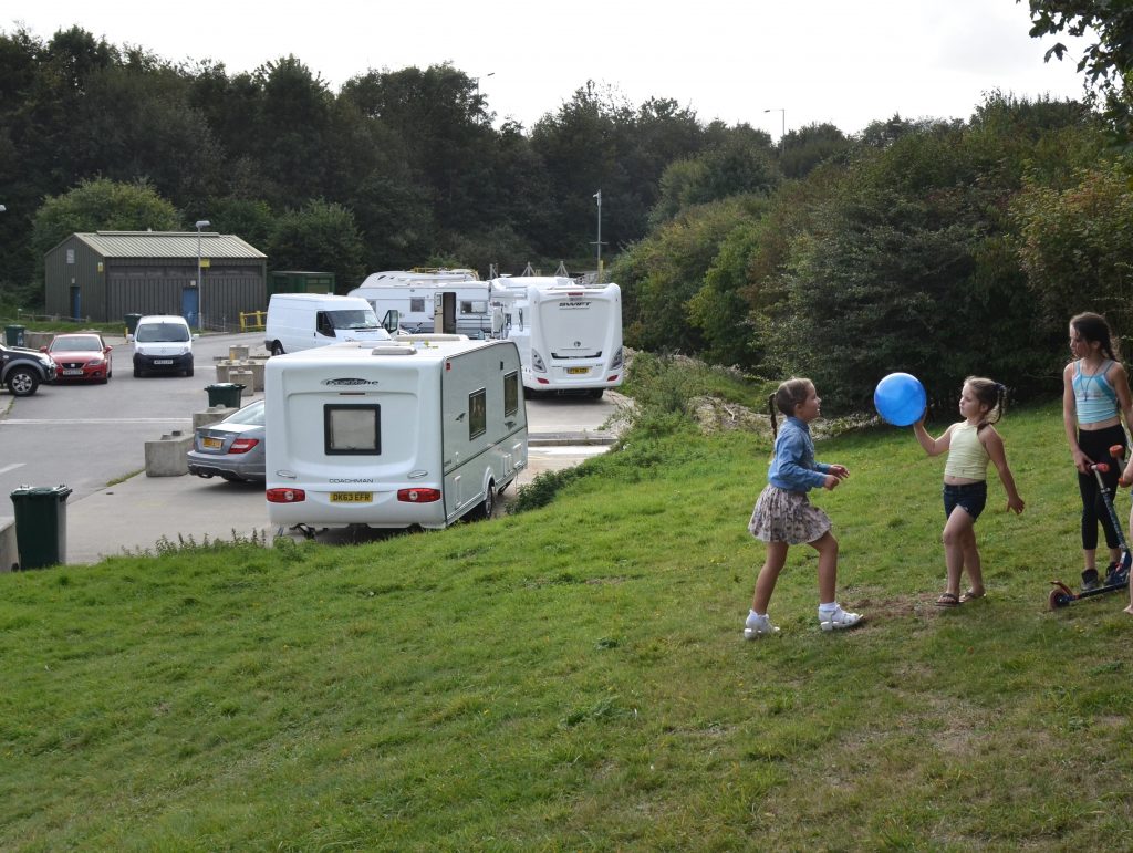 Picture of girls playing with balloon on trailer site