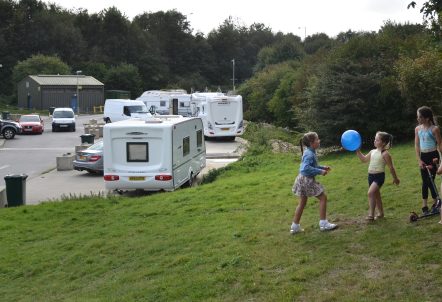 Picture of girls playing with balloon on trailer site